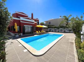 Sunshine Villa with Heated Pool, hotel di Faro