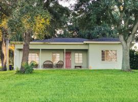 Pet-Friendly Auburndale House with Lake Views!, hotel in zona Winter Haven's Gilbert Airport - GIF, 
