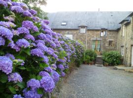 La Gilberdiere、La Rochelle-Normandeの駐車場付きホテル