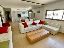 Beautiful 2-bedroom condo in the heart of Tel Aviv, hotel in Tel Aviv
