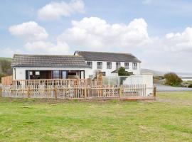 Plas Bach, villa in Llanon