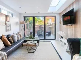 LiveStay-4 Bed London Townhouse, Private Terrace, Parking