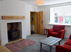 Alice Cottage, hotel with parking in Embleton
