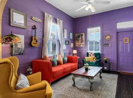 FRIENDS AIRBNB Themed 2bed 2bath walkable to all of Ybor, hotel near Ybor City State Museum, Tampa