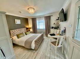 THE KNIGHTWOOD OAK a Luxury King Size En-Suite Space - LYMINGTON NEW FOREST with Totally Private Entrance - Key Box entry - Free Parking & Private Outdoor Seating Area - Town ,Shops , Pubs & Solent Way Walking Distance & Complimentary Breakfast Items, feriebolig i Lymington