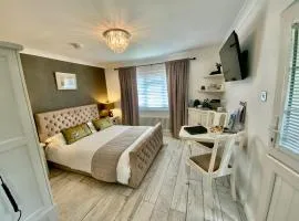THE KNIGHTWOOD OAK a Luxury King Size Bed - En-Suite Space - LYMINGTON NEW FOREST with Totally Private Entrance - Key Box entry - Free Parking & Private Outdoor Seating Area - Town ,Shops , Pubs & Solent Way Walking Distance & Complimentary Breakfast
