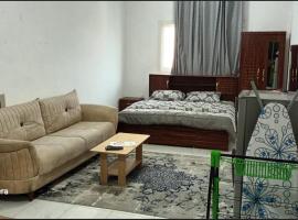 Apartment in Ajman,Studio flat, hotel cerca de Gulf Medical University, Ajman