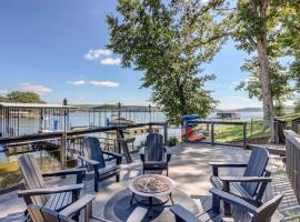 Lakefront Retreat with Private Dock and Kayaks!, hotell med parkeringsplass i Sunrise Beach