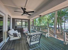 Luxe Lakehouse with Sunset Views on Lake Palestine!, hotel v destinaci Flint