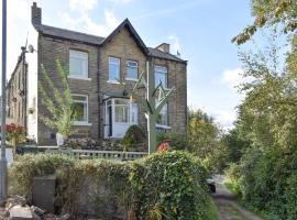 Slant End Cottage, holiday home in Golcar