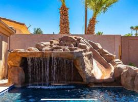 Beach Happy-Lake Close-Private Waterpark Oasis -sleeps 14, παραλιακή κατοικία σε Lake Havasu City
