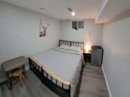 Guest House Basement - Master Bedrooms in Bayview Village, hotel near Bayview Subway Station, Toronto