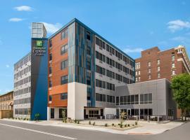 Holiday Inn Express & Suites Evansville Downtown, an IHG Hotel, מלון ליד שדה התעופה האזורי אוונסוויל - EVV, אוונסוויל