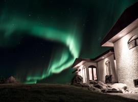 ÁLka - Cozy Room by the Sea With Private Hot Tub, apartment in Njarðvík