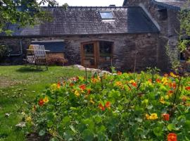 Chaleureuse maisonnette, casa de hóspedes em Lopérec