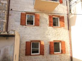 Apartments by the sea Komiza, Vis - 3035, hotel pet friendly a Komiža