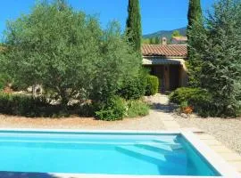 Holiday home with outdoor pool, Bédoin