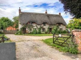 Hoopers Farmhouse, hotel with parking in Tilshead