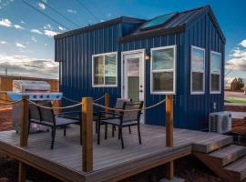 Delightful tiny home conveniently located, hotel in Apple Valley