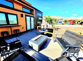 Designer Modern Tiny Home w All of The Amenities, rumah kecil di Apple Valley