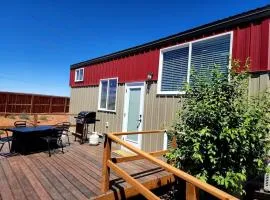 Peaceful Tiny Home with private deck-fire pit-bbq
