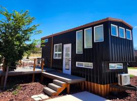 New modern & relaxing Tiny House w deck near ZION、Apple Valleyのタイニーハウス