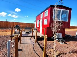 Romantic Tiny home with private deck, hotel in Apple Valley