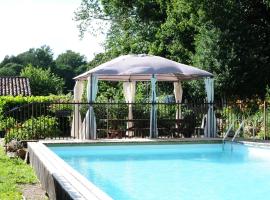 Villa de 4 chambres avec piscine privee jardin clos et wifi a Sousceyrac En Quercy, hotel in Lacam-dʼOurcet