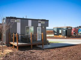 Under The Sea Tiny Home、Apple Valleyのタイニーハウス