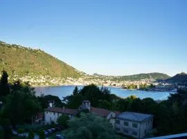 The Blue - lake / city view modern apt near villa Olmo