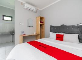 RedDoorz Plus near Jungeland Sentul, hotel u gradu Bogor