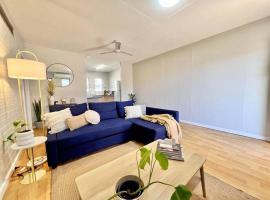 Tastefully renovated - 3 bedroom apartment: South Hedland, Spinifex Hill Studios yakınında bir otel