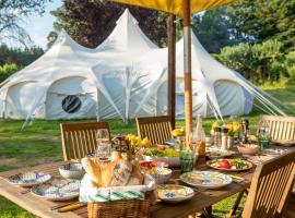 8-Bed Lotus Belle Mahal Tent in The Wye Valley, hotell i Ross on Wye