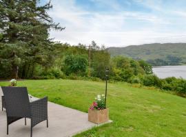 Boatmans Cottage At Invernian Mor，Inverinan Beag的度假屋