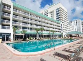 Oceanfront Studio Condo With Balcony View Of Beach And Ocean In Daytona Beach Resort 1011 With 4 Pools Tiki Bar Grill, hotel de playa en Daytona Beach