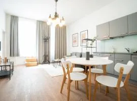 Spacious apartment with huge shared terrace and grill located between city centre and Donau river