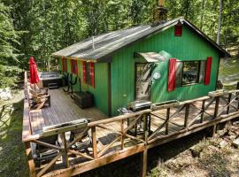 River Access Cabin w Hot Tub Kayaks WiFi Grill, hotel en Great Cacapon