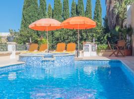Central villa flatlet with pool - free parking and WiFi, cheap hotel in Lija