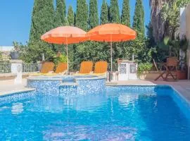 Central villa flatlet with pool - free parking and WiFi