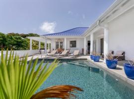 VILLA MALLORY, 3 bedrooms, private pool and ocean view, hotell i Saint Martin
