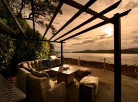 Hazelbank, sleeps 10, on the shores of Loch Fyne, hotel in Cairndow