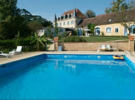 Maison de 5 chambres avec piscine partagee et terrasse amenagee a Queyssac, hotel v destinaci Queyssac