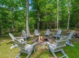 Lakefront Cottage w Hot Tub, Fire Pit, WiFi, Grill & Screened-In Porch, hotel na may parking sa Morton Grove