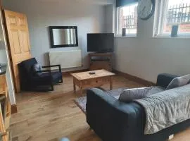 Spacious fully furnished 2 bed appartment next to BAE,