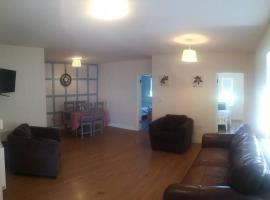Spacious and warm 2 bedroom apartment sleeps up to 5, hotel em Athy