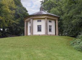 Smithy Lodge At Heaton Park, holiday home in Manchester