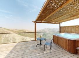 Genesis Land Desert hospitality, hotel with parking in Kfar Adumim