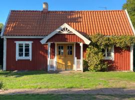 Bo i egen stuga på härlig ölandsgård: Köpingsvik şehrinde bir aile oteli