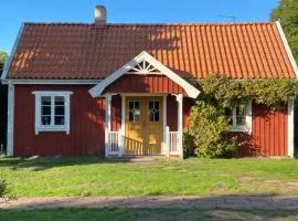 Bo i egen stuga på härlig ölandsgård