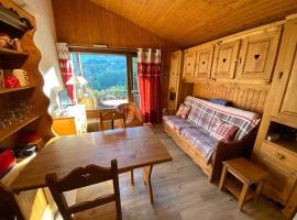 Studio 4 pers. sur les pistes avec balcon et parking - FR-1-459-193，位于拉克吕萨的酒店